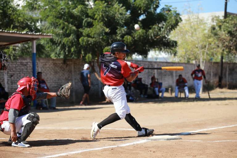 Novena Tri y Compadres inicia campaña con victoria en el Polluelos