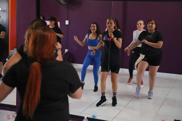 Instructores mazatlecos se certifican con Eliza Stone