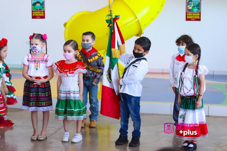 Gritan ¡Viva México! en el Colegio Sebec
