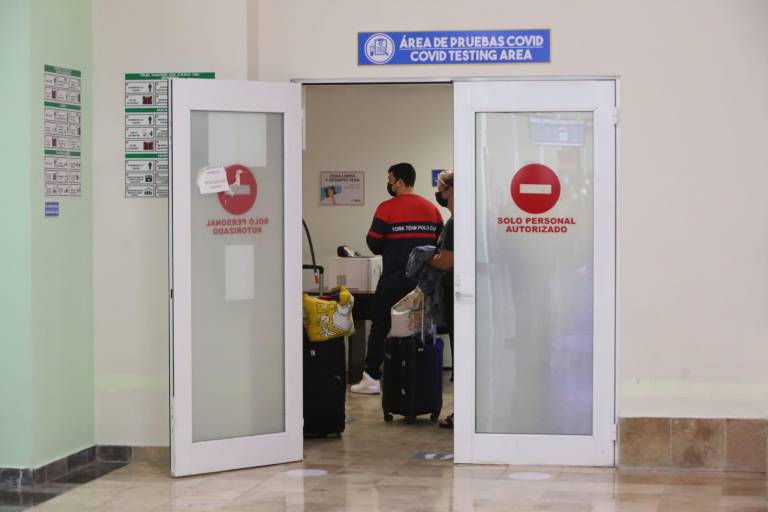 Pocas pruebas contra Covid en México y mucha demanda ante cuarta ola de contagios