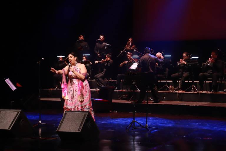 Pone Regina Orozco a cantar, bailar y reír a los mazatlecos