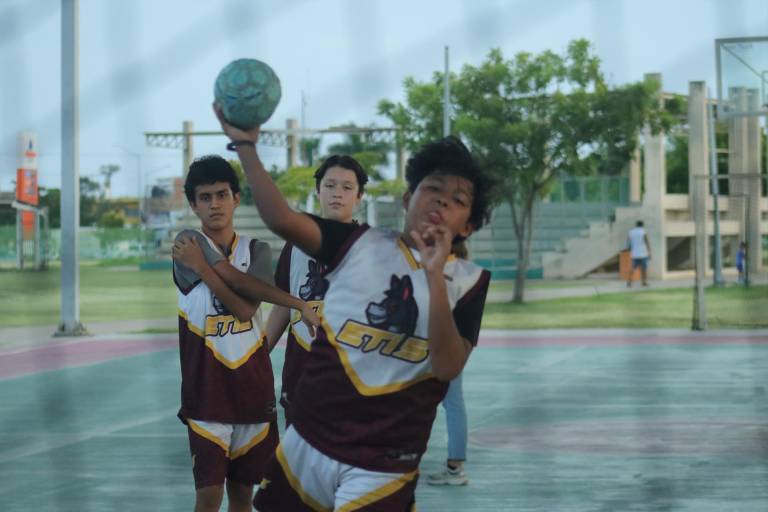 Inicia handball a tambor batiente en la Unidad Juárez