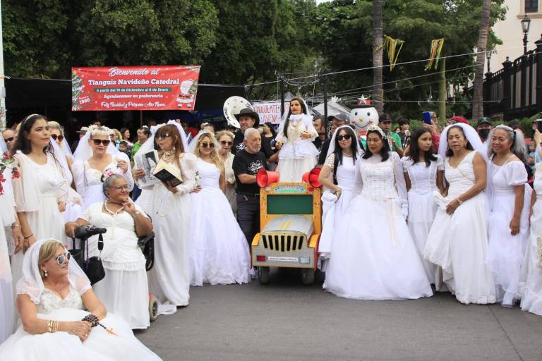 Decenas de mujeres recorren las calles de Culiacán vestidas de novia