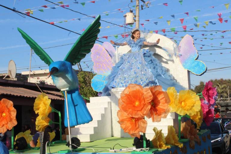 Disfrutan familias desfile de las tradicionales fiestas de marzo en Aguaverde, en Rosario
