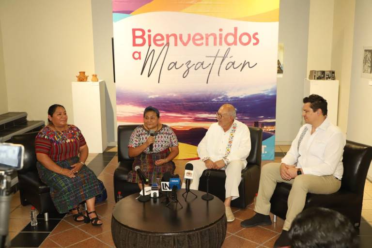 Con espectáculo mexicano reciben a Rigoberta Menchú en el Ángela Peralta