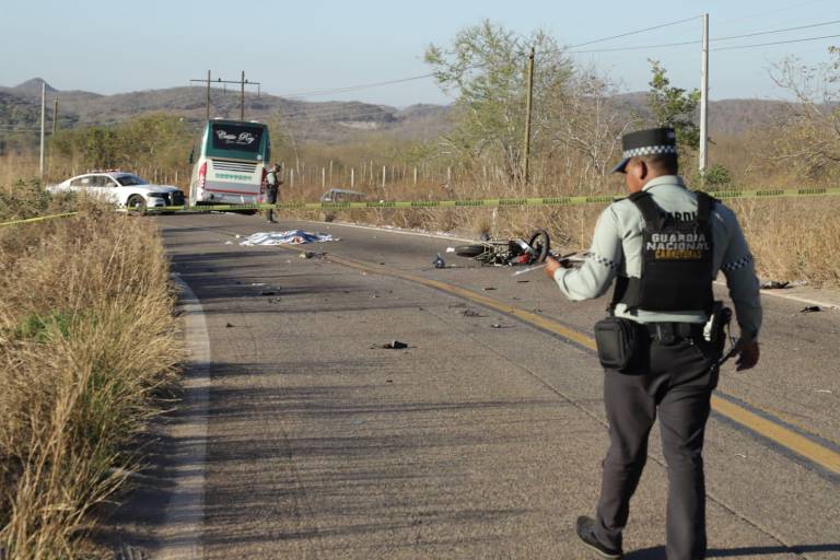Un muerto y un herido grave tras choque de una moto contra un autobús en la Libre Mazatlán-Culiacán