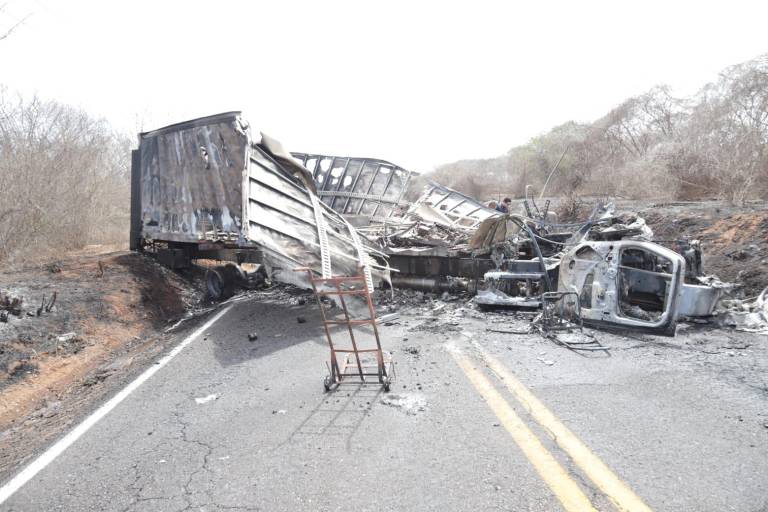 Hay movimiento de grupos armados en los alrededores de El Recodo; suspenden corridas de camiones al poblado