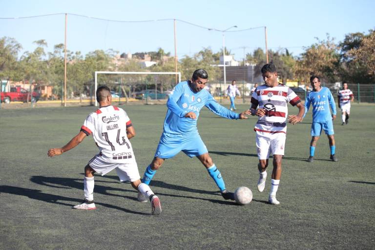 Aluminio El Pollo se impone a Federales en Futbol Superveteranos