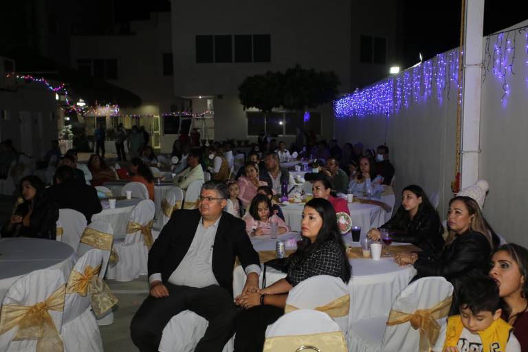 Ingenieros brindan por el Año Nuevo