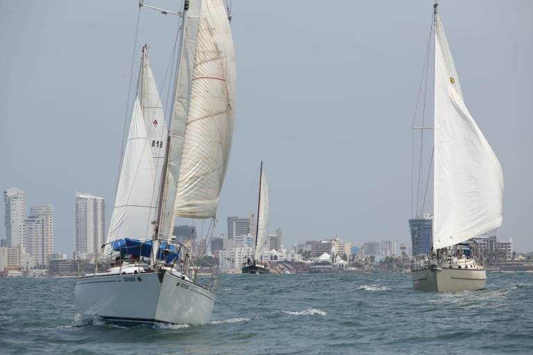 Deleitan veleros en el Malecón de Mazatlán con desfile por el Día de la Marina