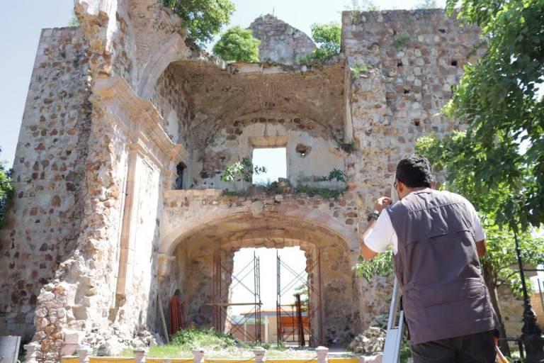 Inician trabajos de rescate de ruinas de la antigua iglesia en El Rosario