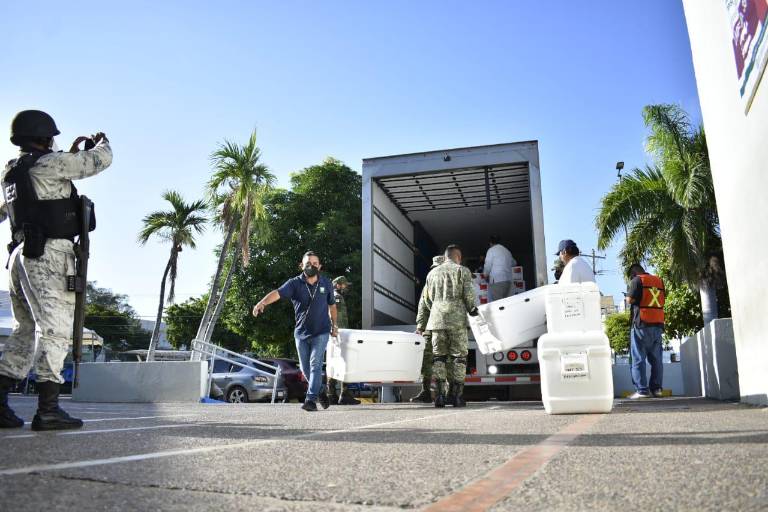 Llegan 406 mil vacunas de Sinovac para iniciar segundas dosis en Culiacán