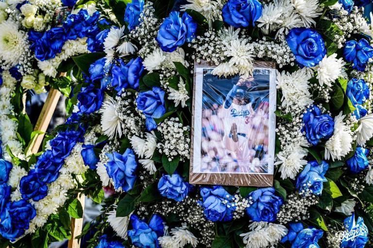 ‘Esta victoria también fue para ti, Fernando’: Dodgers honra a Valenzuela durante su celebración