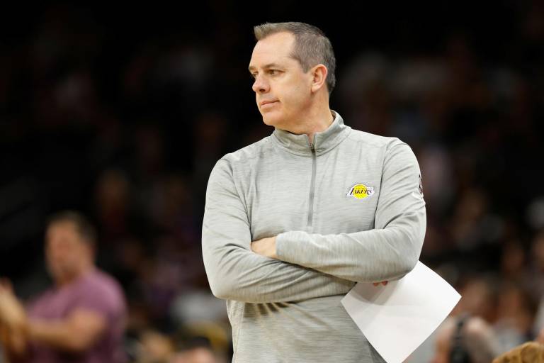 Frank Vogel deja el banquillo de coach de Lakers, tras quedar fuera de la postemporada