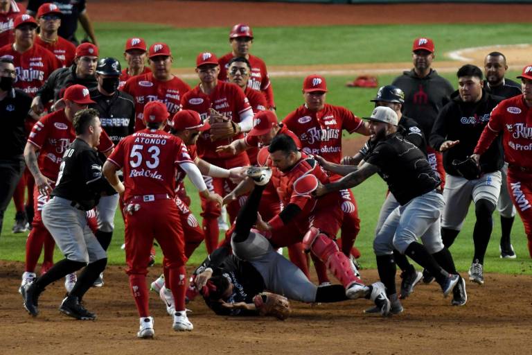 Monumental bronca entre Diablos Rojos y Guerreros (FOTOS/VIDEO)