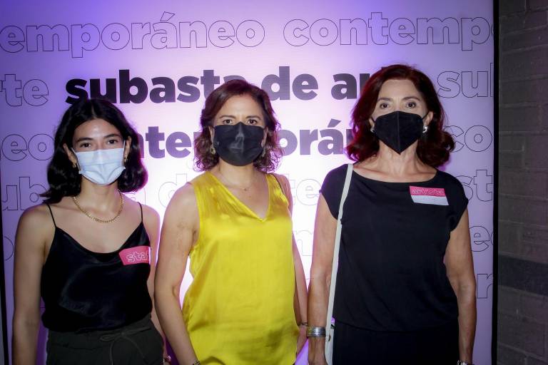 Coleccionistas participan en la subasta en pro de La Casa del Maquío