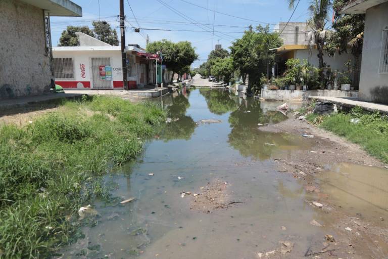Viven vecinos de la colonia Independencia, en Mazatlán, entre grandes charcos de aguas negras