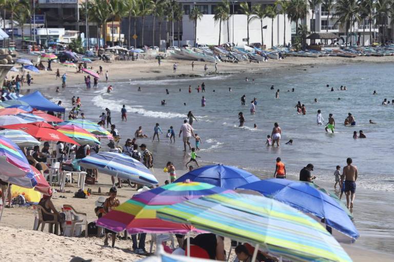 Registra Mazatlán playas llenas en el primer domingo del mes de agosto