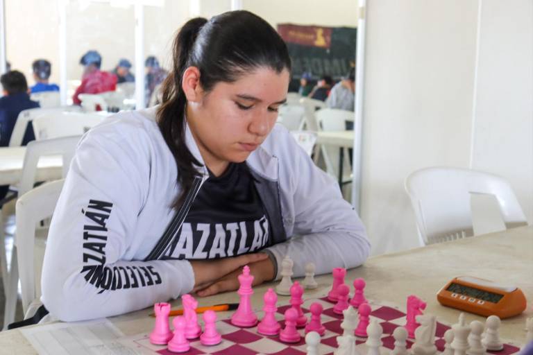 Compiten cuadro a cuadro por las mejores posiciones en el Municipal de Ajedrez