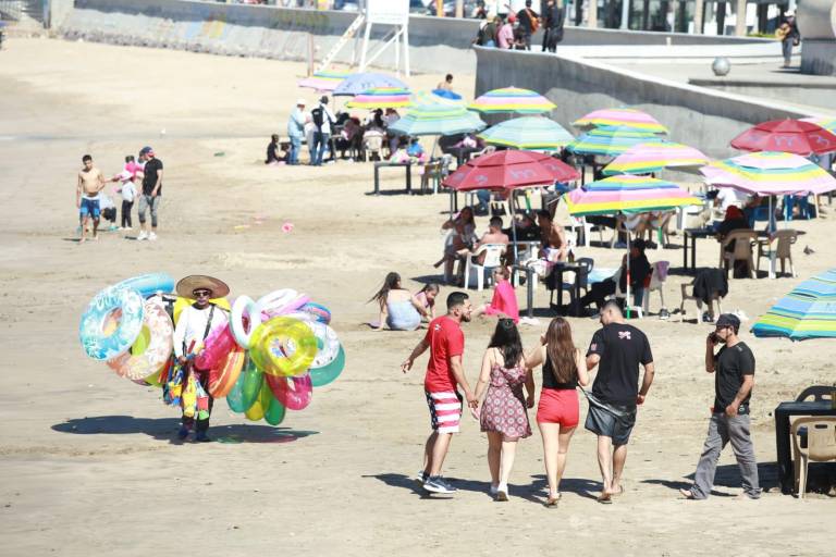 Tiene Mazatlán un día tranquilo; por la noche se aviva el puerto