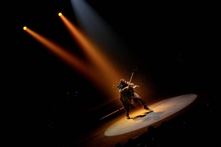 Energía, emoción y mucho rock trasmite Strad, el violinista rebelde