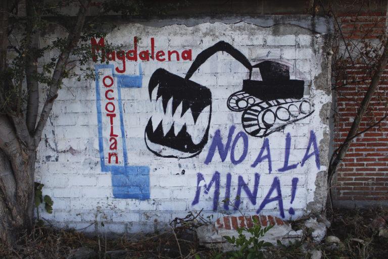 $!El rechazo a la minería se observa en las paredes de Magdalena Ocotlán.