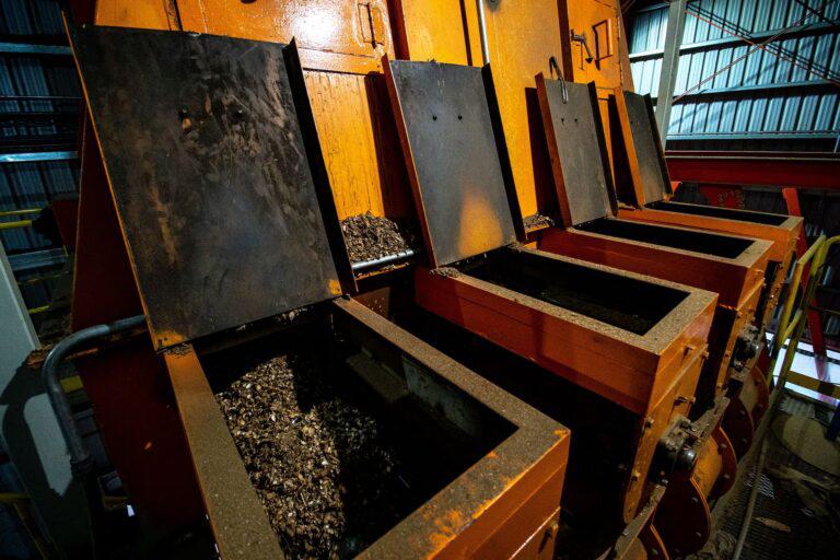 $!Las cáscaras de maní antes eran un desperdicio en Ticino. Ahora, son la materia principal para generar energía eléctrica.