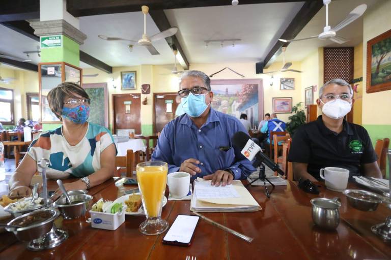 Suman 320 suspensiones definitivas y provisionales contra solicitud de certificado de vacunación en Mazatlán, reporta El Barzón