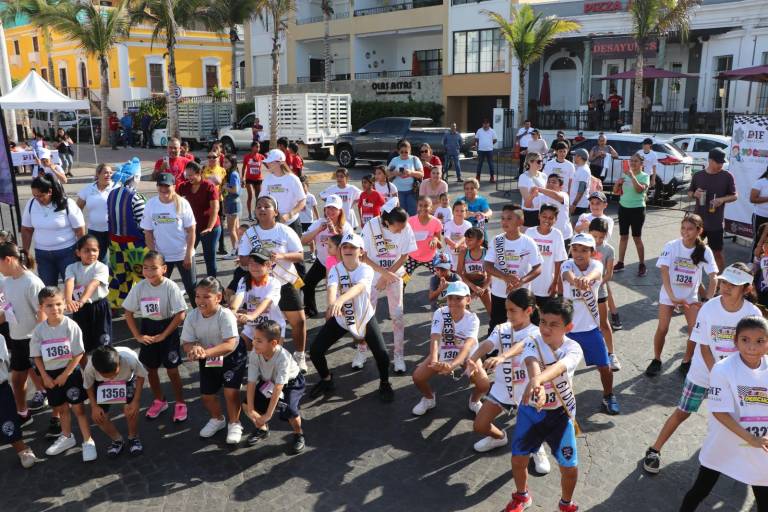 Participan en carrera por derechos de las niñas, niños y adolescentes, en Olas Altas