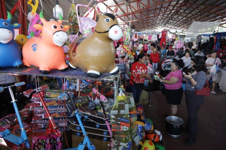 Abarrotan tianguis de la Juárez por compras navideñas, en Mazatlán