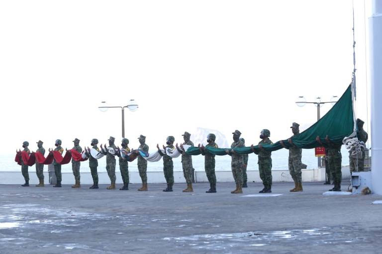 Mazatlán rinde homenaje
