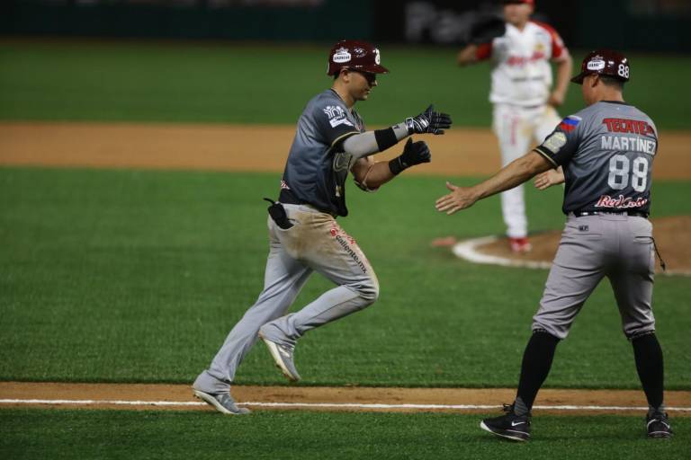 Tomateros doblega a Venados por paliza en el puerto