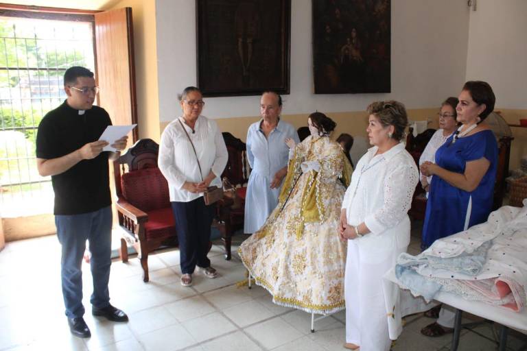 Bendicen y designan a grupo para vestir y cargar a la Virgen del Rosario
