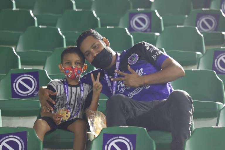 Aficionados al balompié disfrutan del encuentro entre Mazatlán y Querétaro