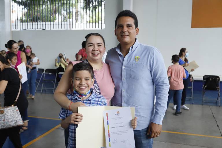 Enaltecen su esfuerzo en la Escuela Activa Integral