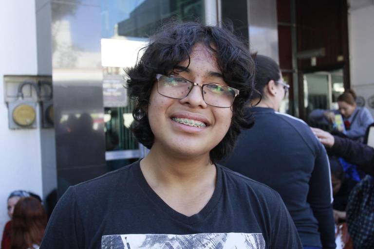 Leonardo espera desde la noche del martes para tramitar beca en Culiacán