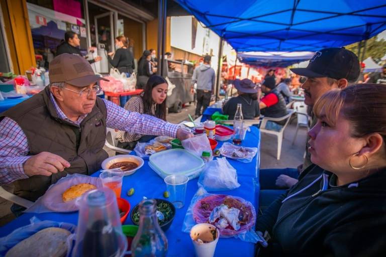 Visita Rocha Moya el tianguis Los Huizaches, en Culiacán