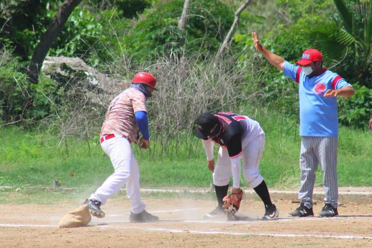MazVer Bienes y Raíces apalea a los marisqueros en la Liga ZC del Polluelos