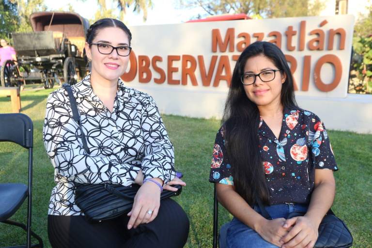 Conversan sobre las emociones y retos en el atardecer mazatleco