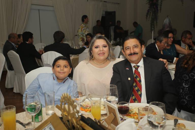 Martín Sánchez toma el mando de Club Rotario Mazatlán Norte