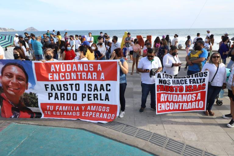 Se manifiestan amigos y familiares de maestro que fue privado de su libertad en Mazatlán
