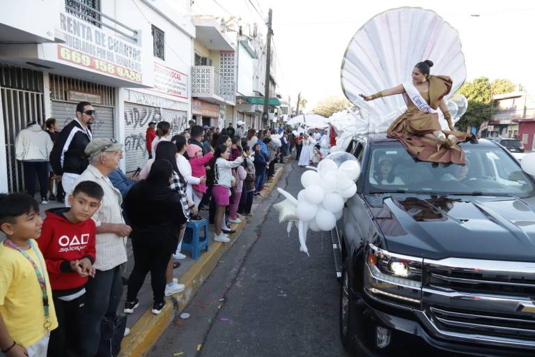Ponen música y color a la manifestación carnavalera