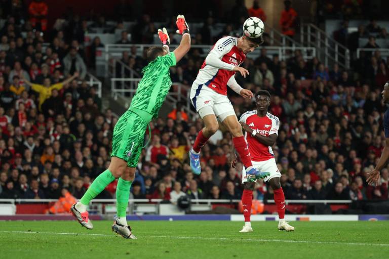 El Arsenal doblega al PSG en una noche de Champions marcada por las goleadas
