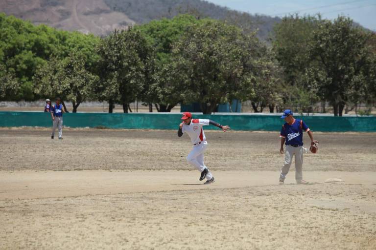 Familia Corlosqui iguala semifinal, en Club Chololos