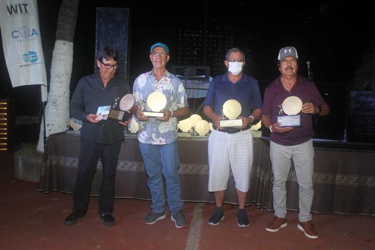 Disfrutan mazatlecos y turistas de la fiesta golfista