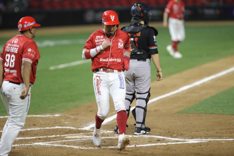 Peña y Vásquez guían al triunfo y serie para Venados