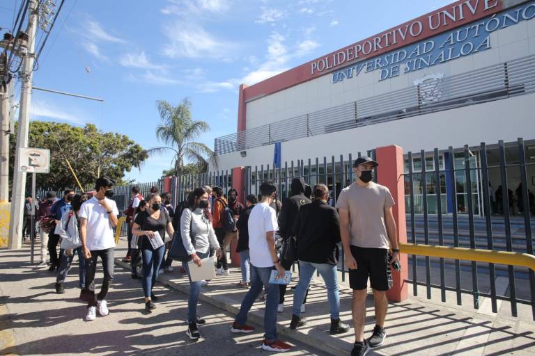 Desde adolescentes hasta adultos mayores acuden a vacunarse en el Polideportivo de Mazatlán