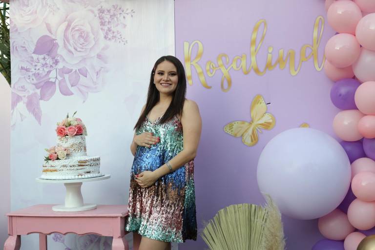 Rosalinda en la dulce espera de una princesa