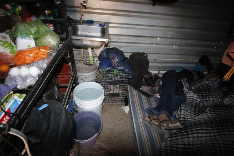 Viven en cuarterías sin ventanas y comparten baño con desconocidos