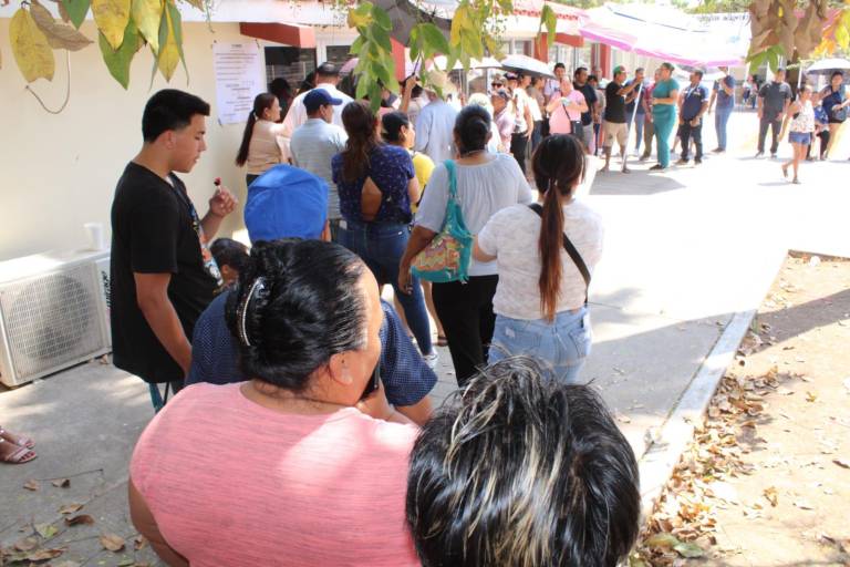 Ciudadanos se molestan ante retraso de apertura y lentitud en casilla de Rosario